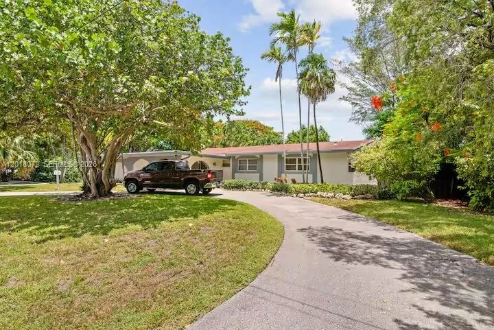 Foto de propiedad en 13325 SW 84th Avenue, Pinecrest, FL 33156 Pinecrest con MLS# 