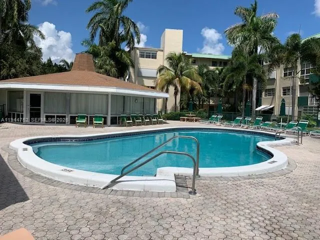 Foto de propiedad en 1333 E Hallandale Beach Boulevard 131, Hallandale Beach, FL 33009 Hallandale Beach con MLS# 