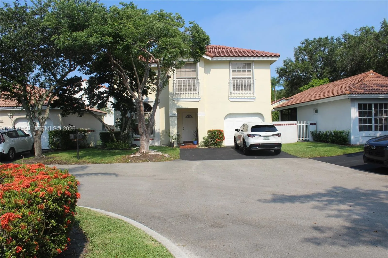 Foto de propiedad en 1335 Seagrape Circle, Weston, FL 33326 Weston con MLS# 
