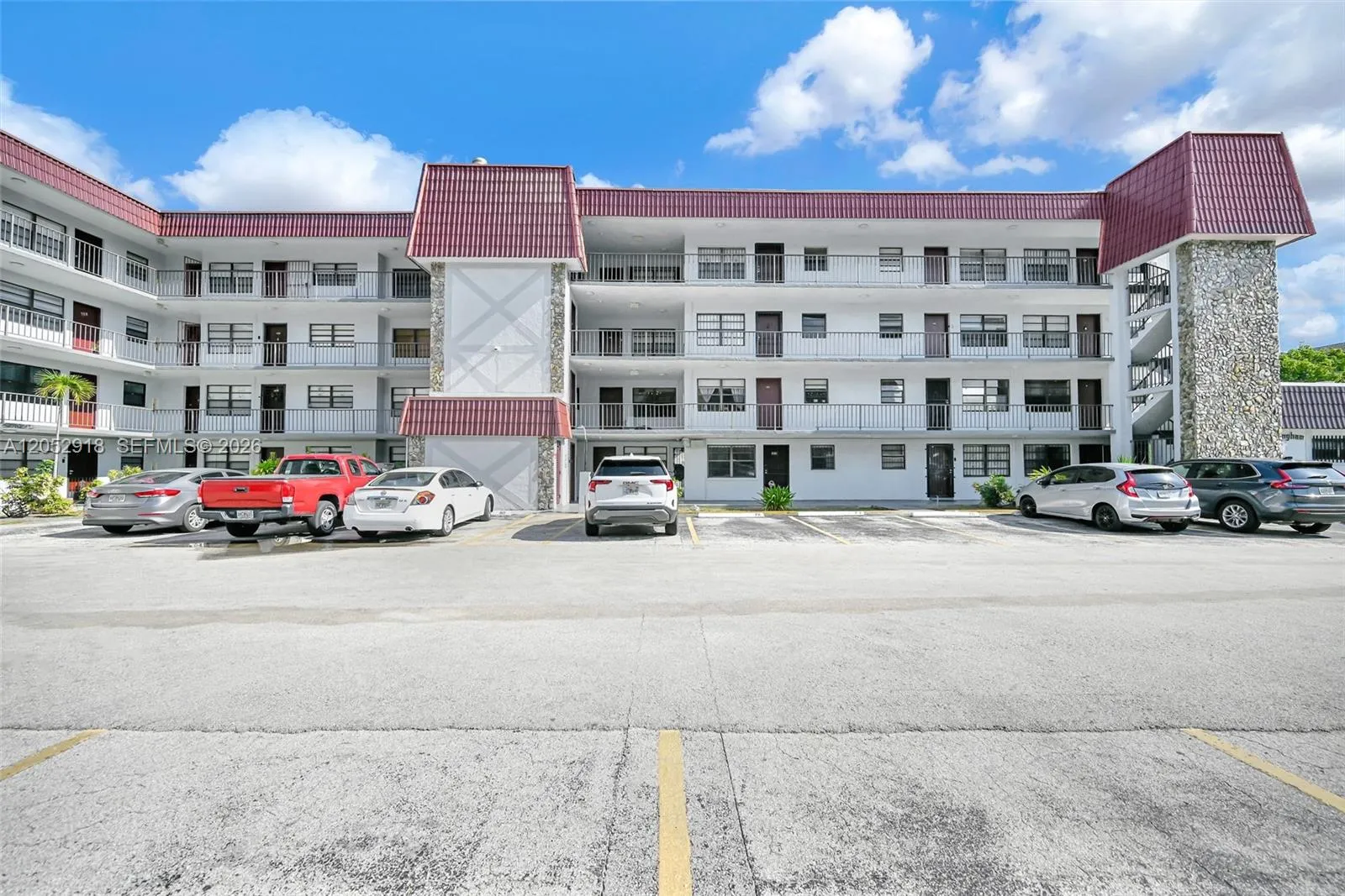 En Venta 1335 W 68th Street 204, Hialeah, FL 33014, Hialeah, FL 33014