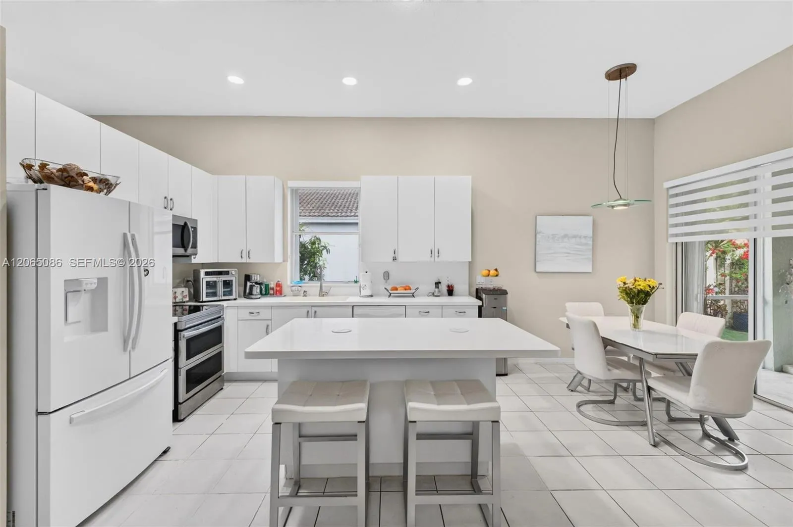 Foto de propiedad en 13356 NW 16th Street, Pembroke Pines, FL 33028 Pembroke Pines con MLS# 