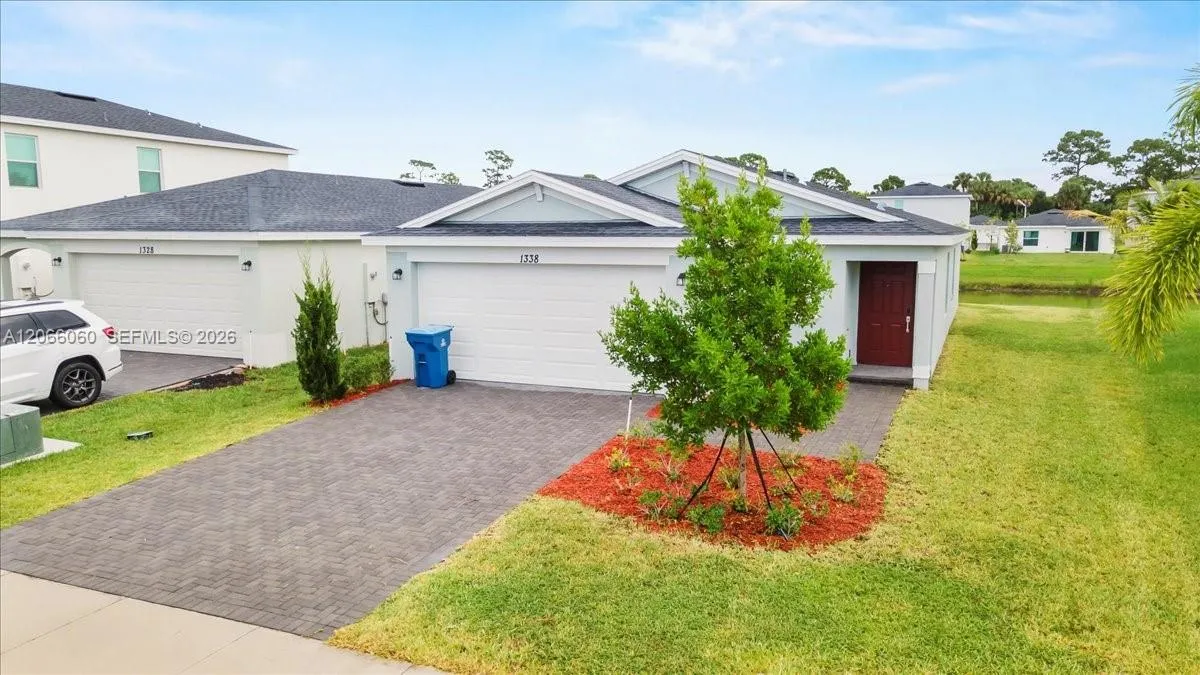 Foto de propiedad en 1338 Colebrook Circle S, Palm Bay, FL 32908 Palm Bay con MLS# 