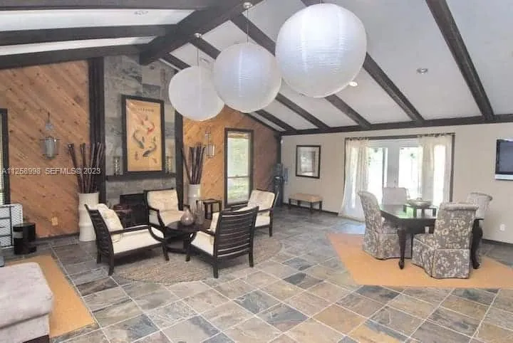 Foto de propiedad en 13389 Arbor Pointe Point 204, Tampa, FL 33617 Tampa con MLS# 