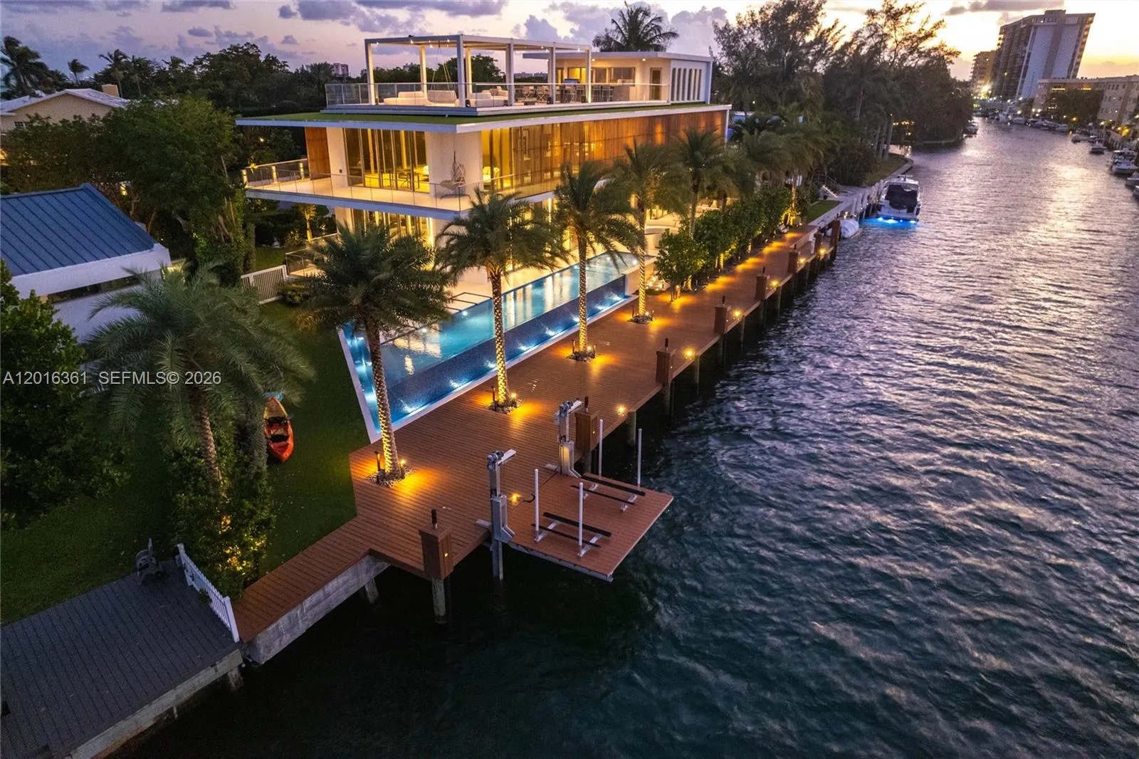 Foto de propiedad en 13390 Biscayne Bay Drive, North Miami, FL 33181 North Miami con MLS# 