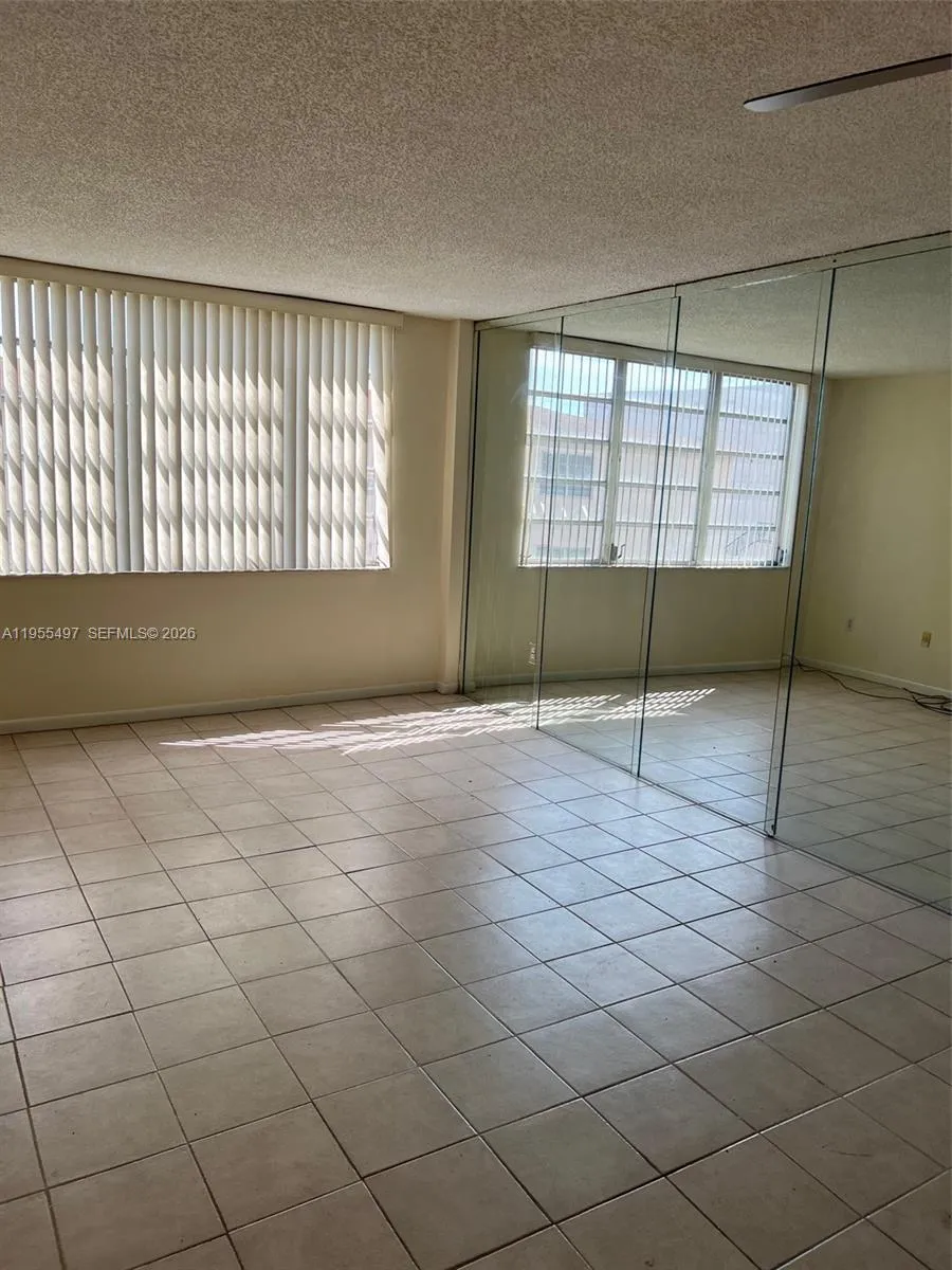 Foto de propiedad en 13390 NE 7th Avenue 205, North Miami, FL 33161 North Miami con MLS# 