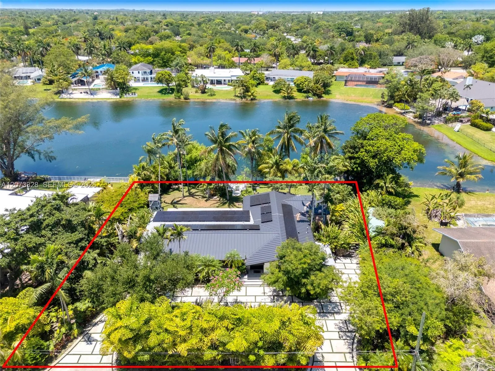 Foto de propiedad en 13400 SW 70th Avenue, Pinecrest, FL 33156 Pinecrest con MLS# 