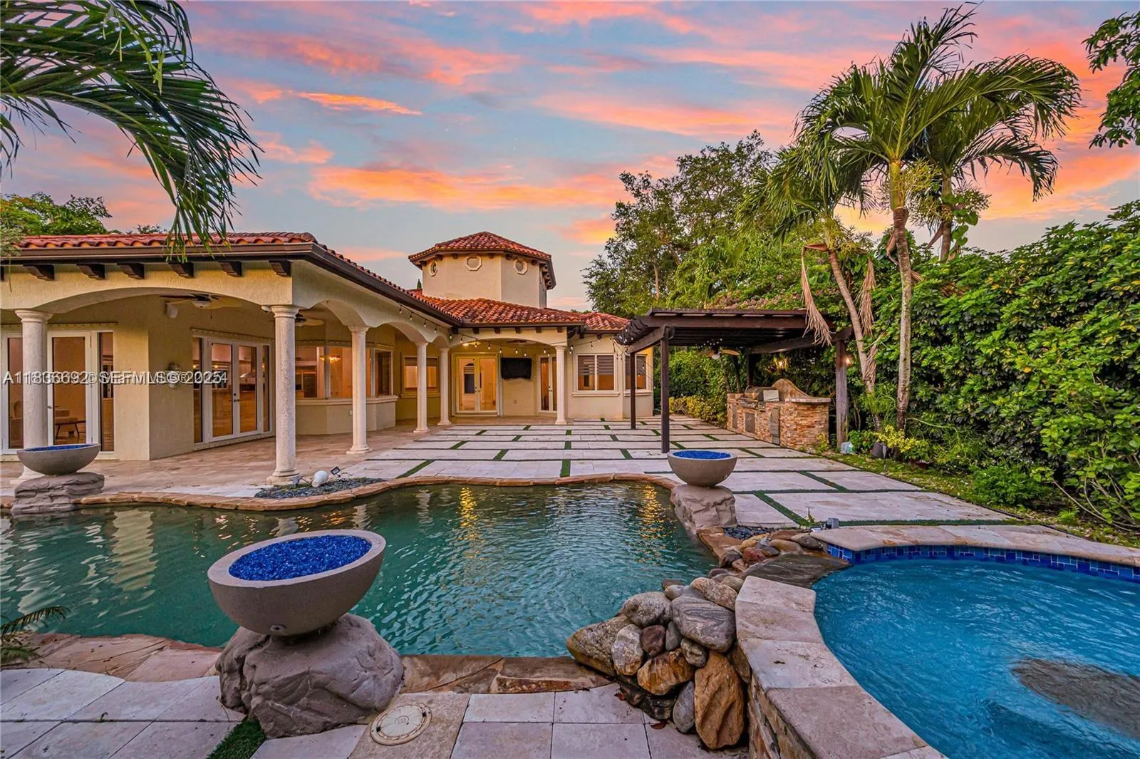 Foto de propiedad en 13400 SW 83rd Avenue, Pinecrest, FL 33156 Pinecrest con MLS# 