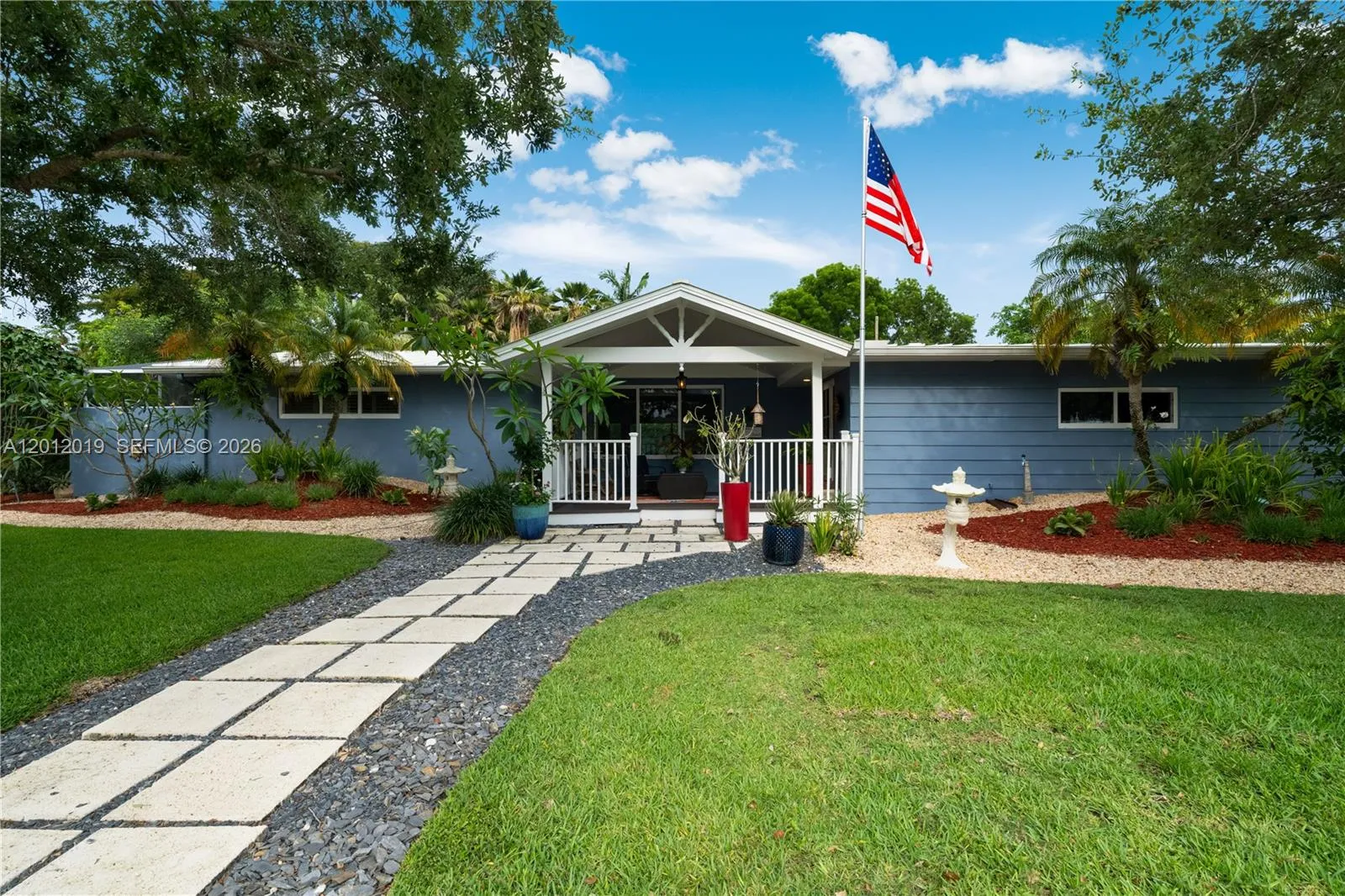 Foto de propiedad en 13401 SW 74th Avenue, Pinecrest, FL 33156 Pinecrest con MLS# 