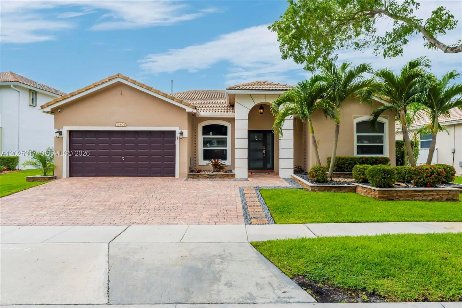 Foto de propiedad en 13404 NW 13th Street, Pembroke Pines, FL 33028 Pembroke Pines con MLS# 