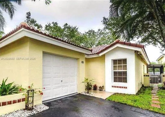 Foto de propiedad en 1341 Seagrape Circle, Weston, FL 33326 Weston con MLS# 
