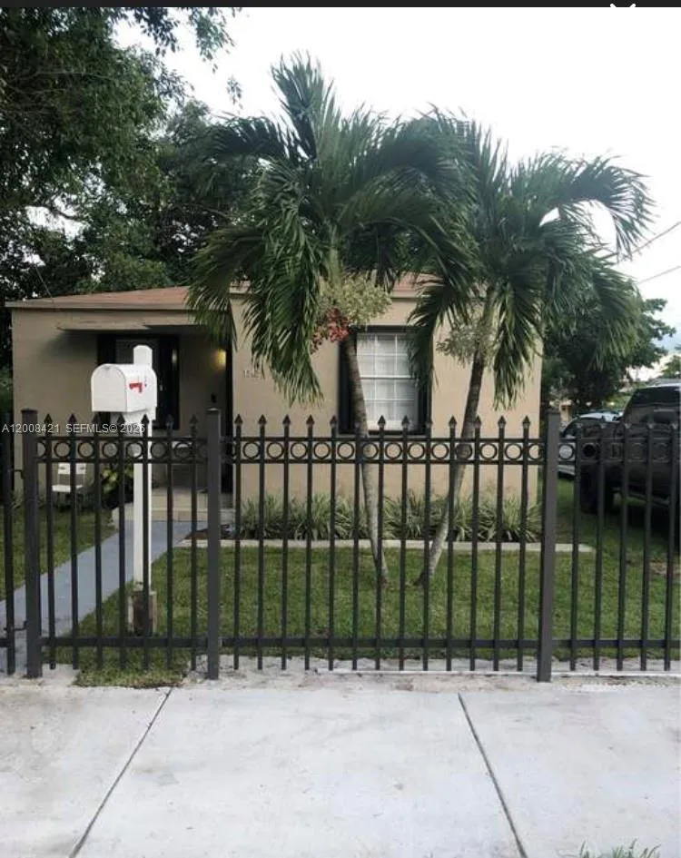 Foto de propiedad en 1342 NW 42nd Street, Miami, FL 33142 Miami con MLS# 