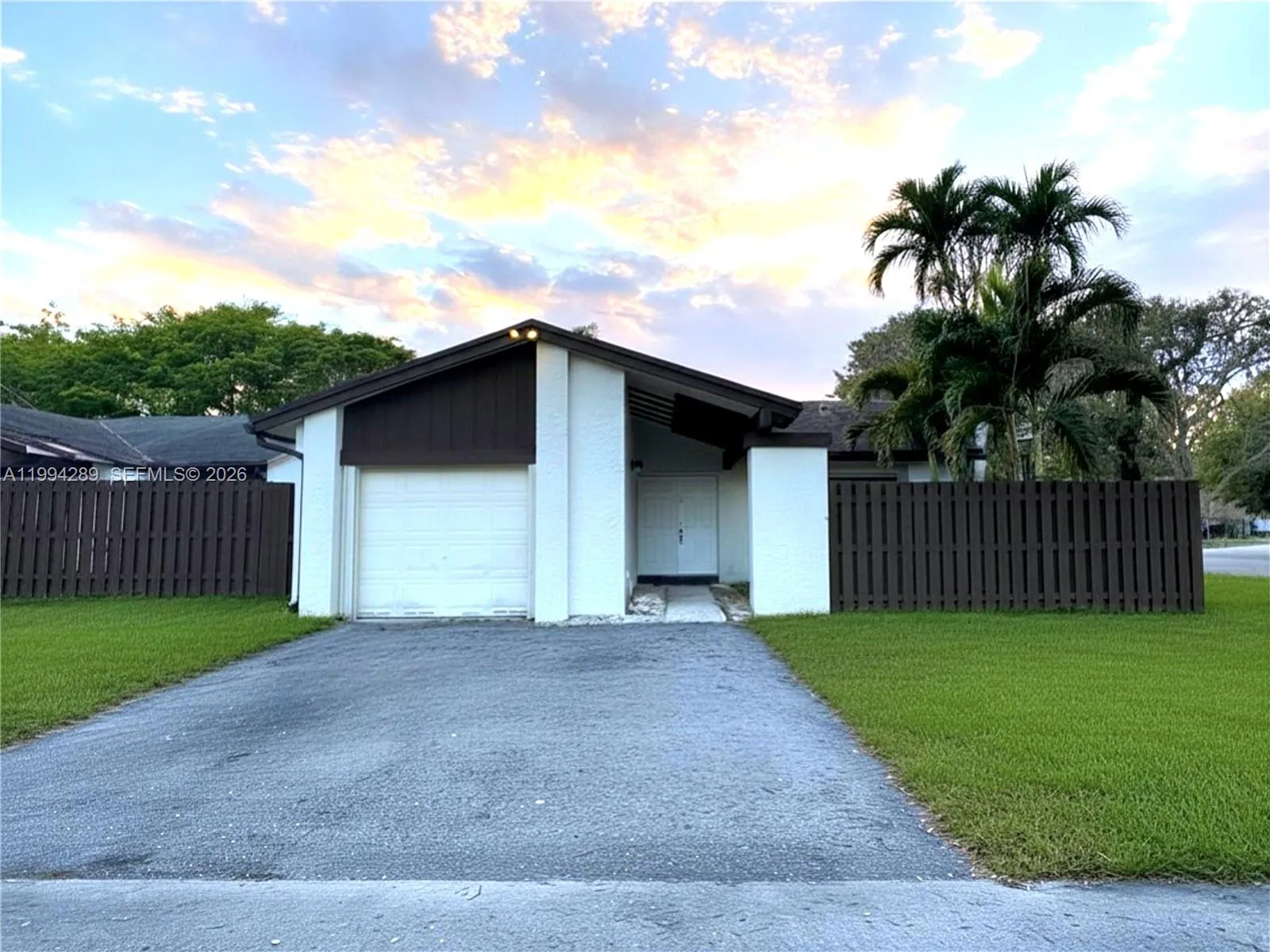 Foto de propiedad en 13428 SW 108th St Circle N, Miami, FL 33186 Miami con MLS# 