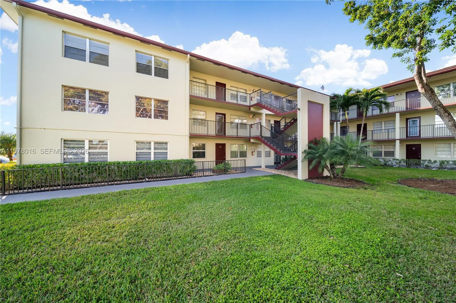 Foto de propiedad en 13455 SW 3rd Street 302S, Pembroke Pines, FL 33027 Pembroke Pines con MLS# 