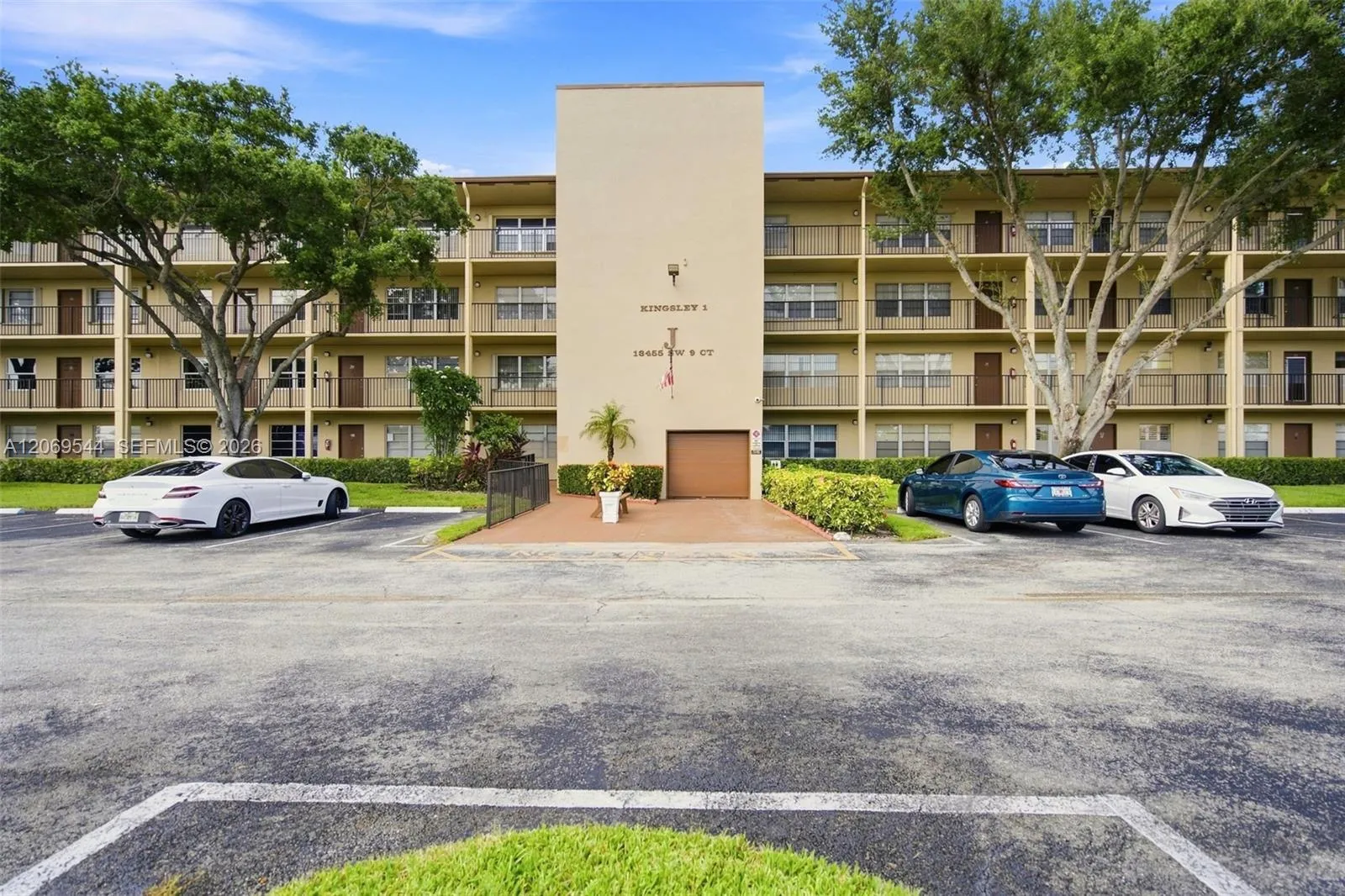 Foto de propiedad en 13455 SW 9th Court 301J, Pembroke Pines, FL 33027 Pembroke Pines con MLS# 