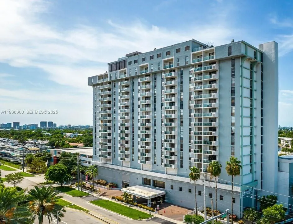 Foto de propiedad en 13499 Biscayne Boulevard 1013, North Miami, FL 33181 North Miami con MLS# 