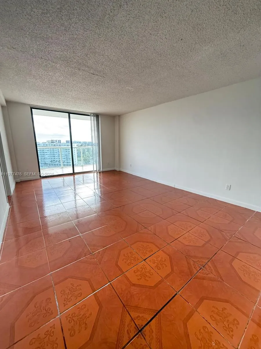 Foto de propiedad en 13499 Biscayne Boulevard 1114, North Miami, FL 33181 North Miami con MLS# 