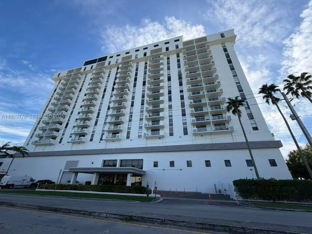 Foto de propiedad en 13499 Biscayne Boulevard 1206, North Miami, FL 33181 North Miami con MLS# 