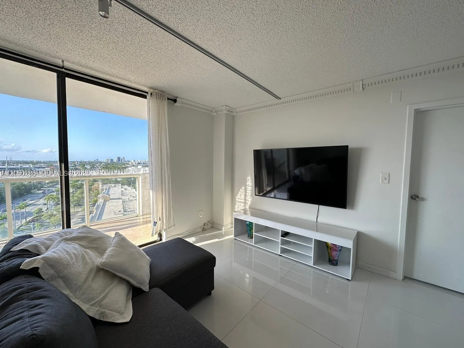 Foto de propiedad en 13499 Biscayne Boulevard 1407, North Miami, FL 33181 North Miami con MLS# 