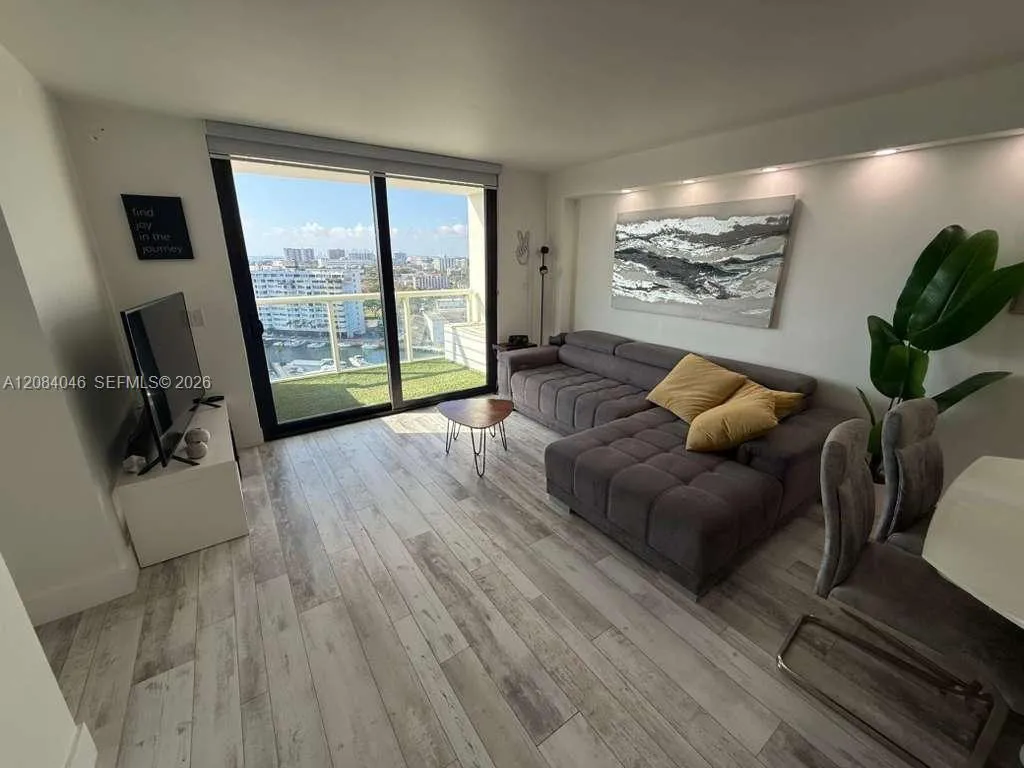 Foto de propiedad en 13499 Biscayne Boulevard 1414, North Miami, FL 33181 North Miami con MLS# 
