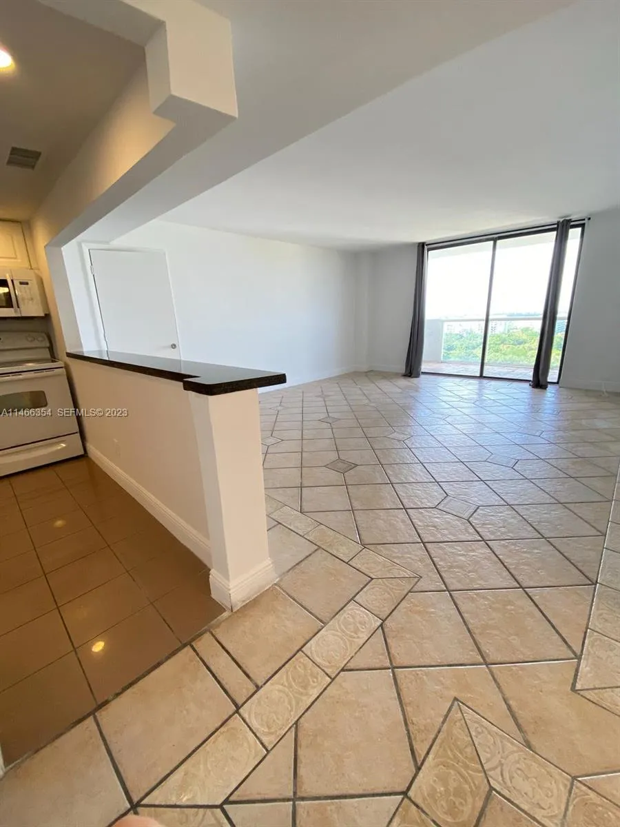Foto de propiedad en 13499 Biscayne Boulevard 1505, North Miami, FL 33181 North Miami con MLS# 