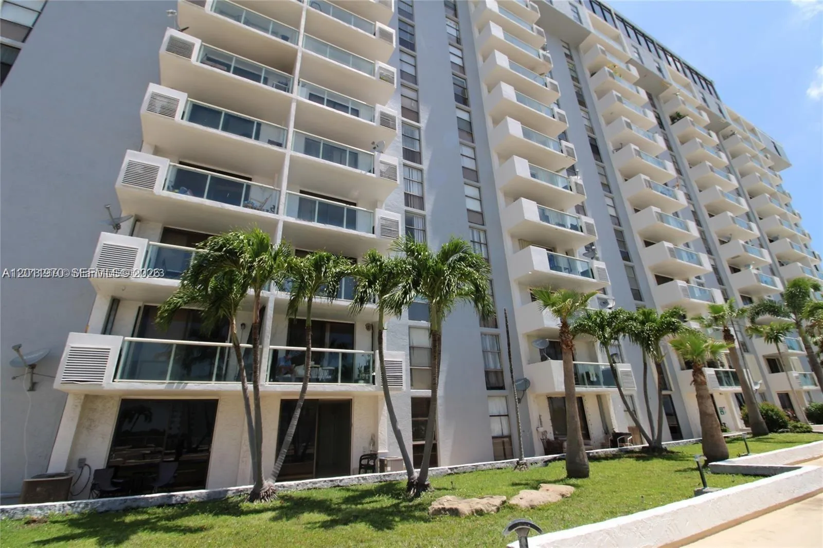 Foto de propiedad en 13499 Biscayne Boulevard 404, North Miami, FL 33181 North Miami con MLS# 