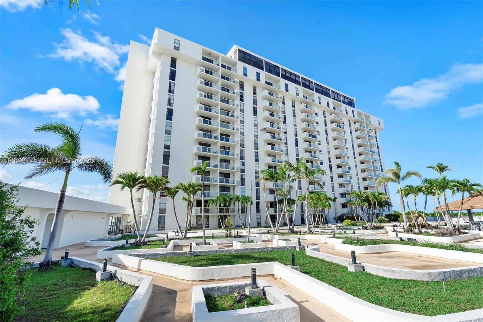 Foto de propiedad en 13499 Biscayne Boulevard 406, North Miami, FL 33181 North Miami con MLS# 