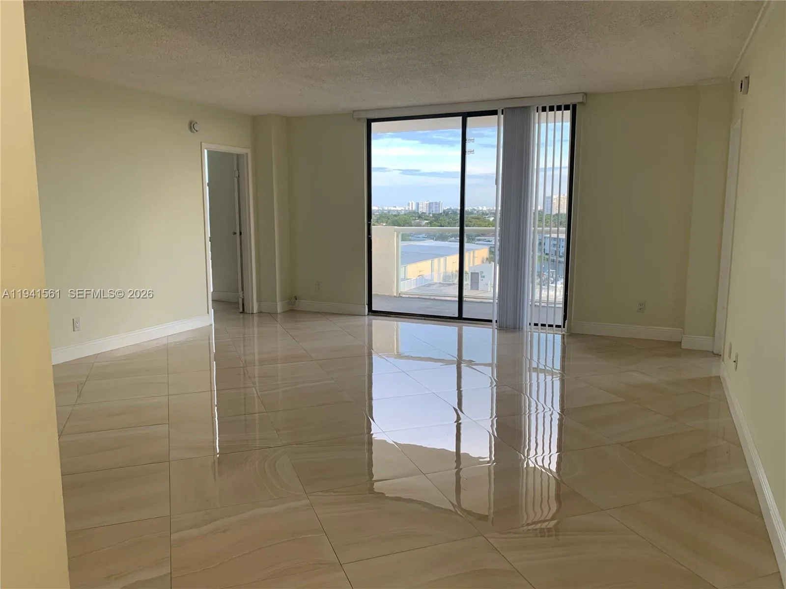 Foto de propiedad en 13499 Biscayne Boulevard 710, North Miami, FL 33181 North Miami con MLS# 