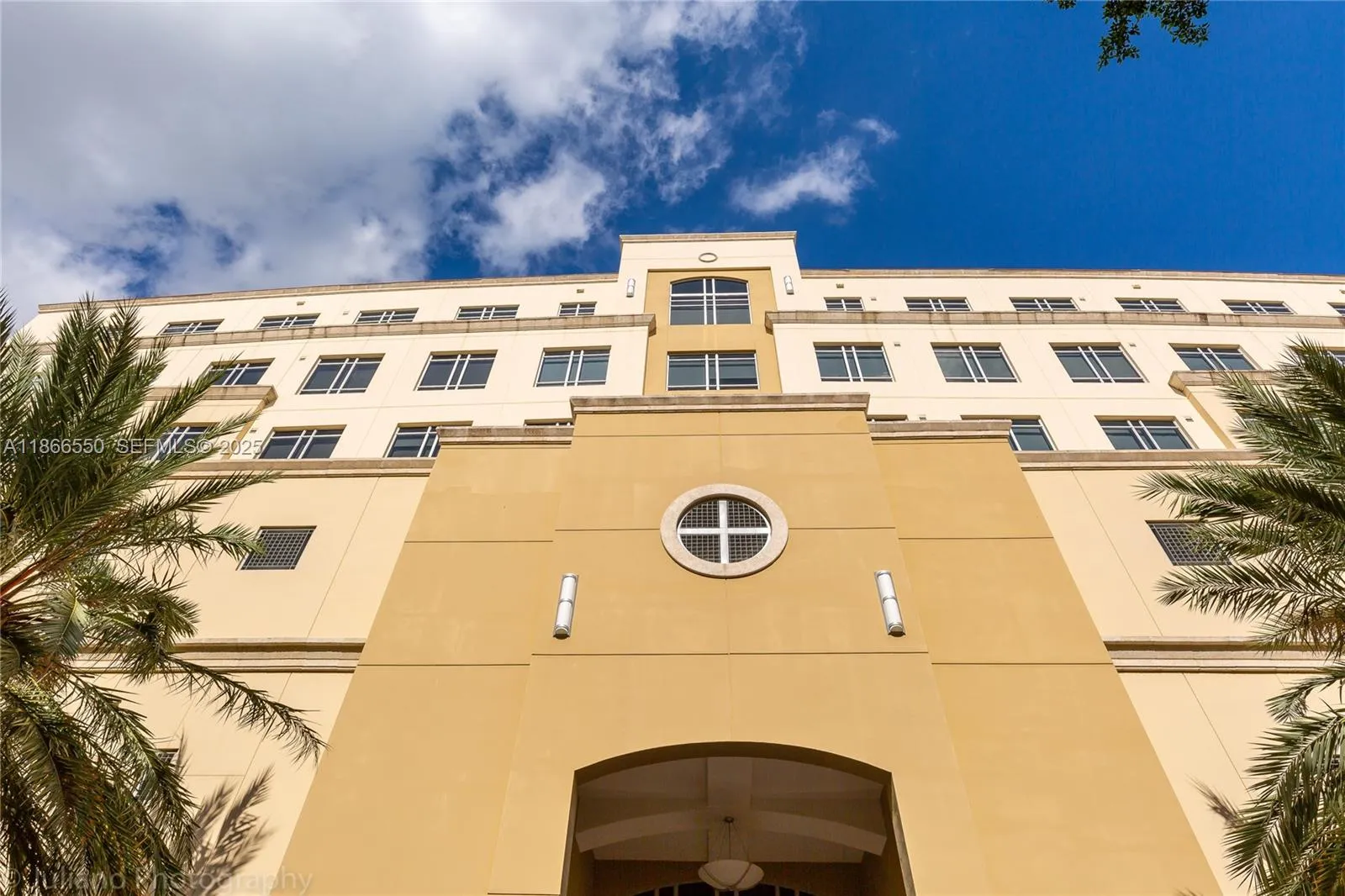 Foto de propiedad en 135 San Lorenzo Avenue 150, Coral Gables, FL 33146 Coral Gables con MLS# 