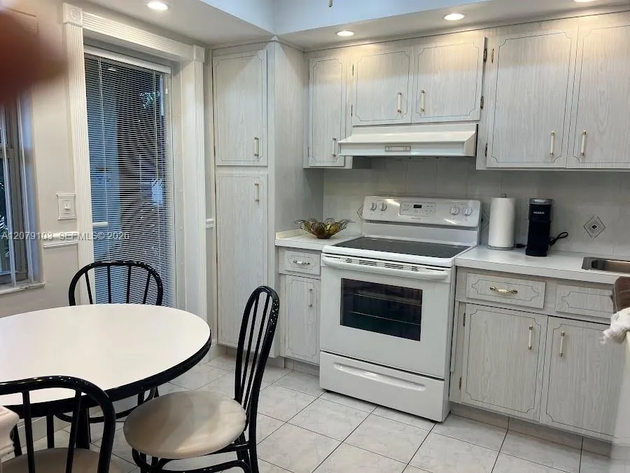 En Venta 1350 Atlantic Shores Boulevard 322, Hallandale Beach, FL 33009, Hallandale Beach, FL 33009