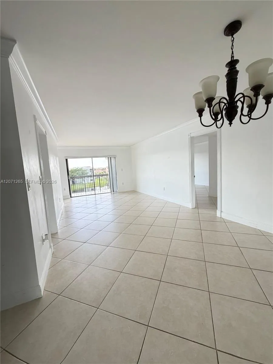 Foto de propiedad en 1350 SW 122nd Avenue 404, Miami, FL 33184 Miami con MLS# 