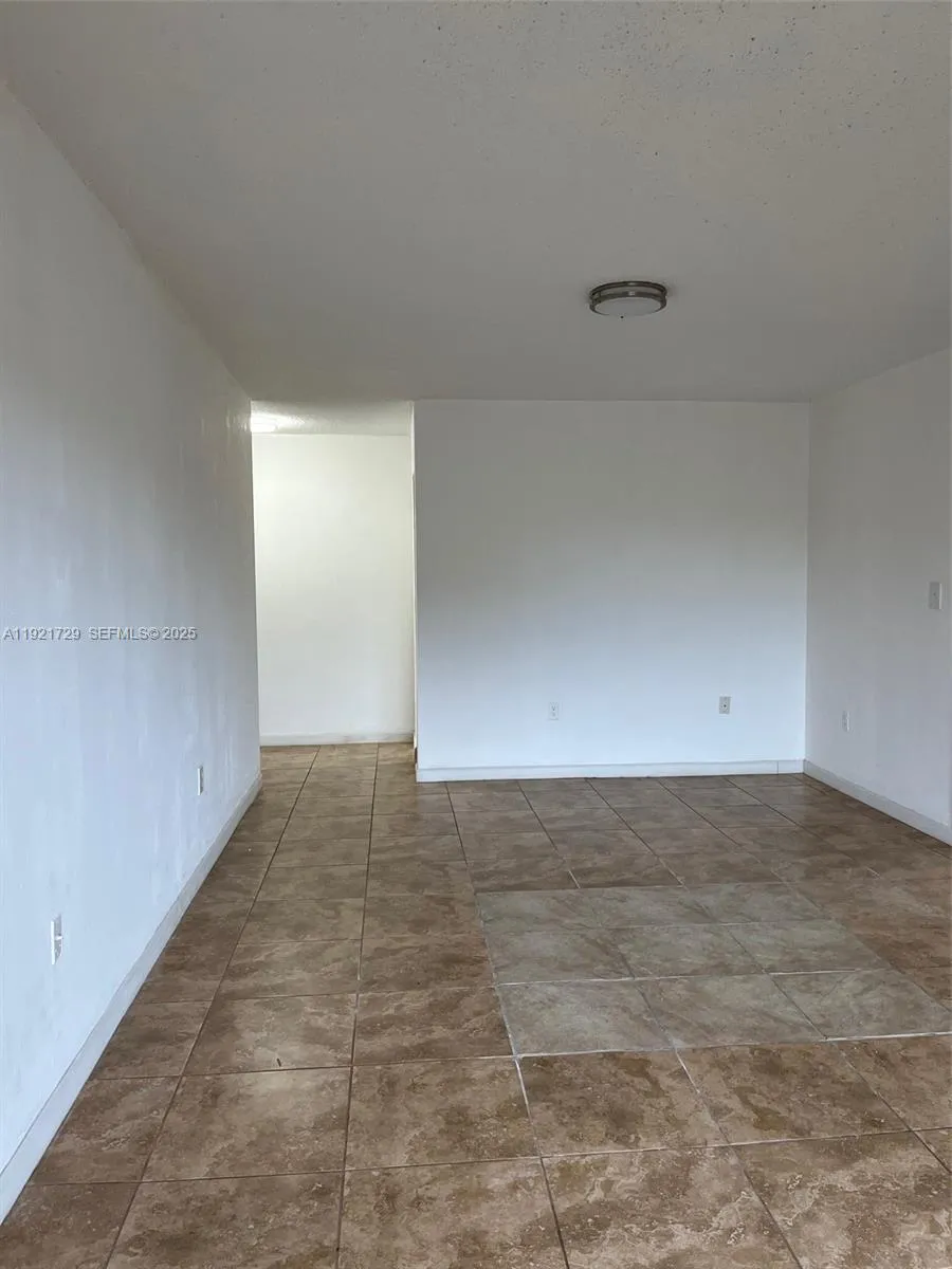 Foto de propiedad en 13500 NE 3rd Court 402, North Miami, FL 33161 North Miami con MLS# 