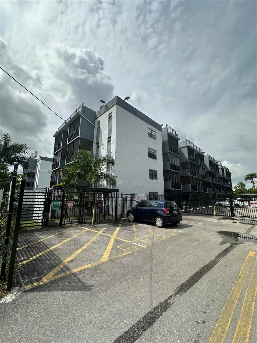 Vendido 13500 NE 3rd Court 408, North Miami, FL 33161, North Miami, FL 33161
