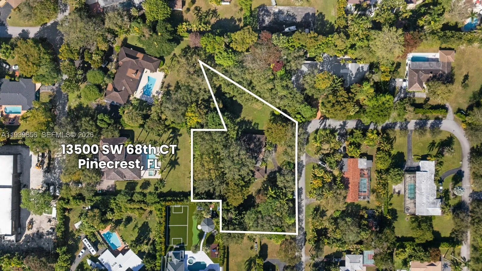 Foto de propiedad en 13500 SW 68th Court, Pinecrest, FL 33156 Pinecrest con MLS# 