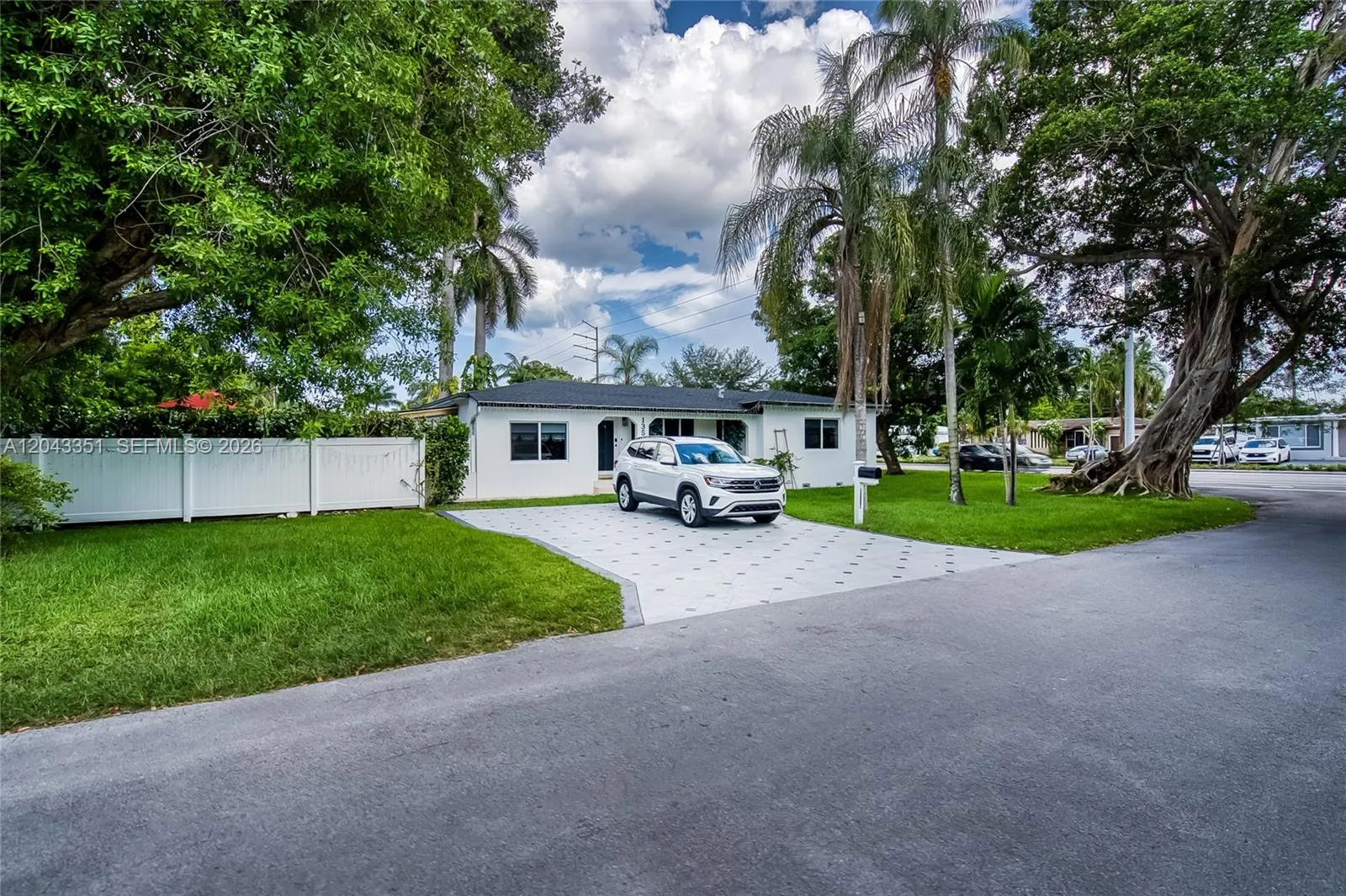Foto de propiedad en 13501 NE Miami Court, Miami, FL 33161 Miami con MLS# 