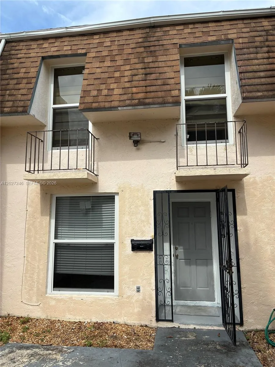 Foto de propiedad en 13509 NE 24th Place, North Miami, FL 33181 North Miami con MLS# 