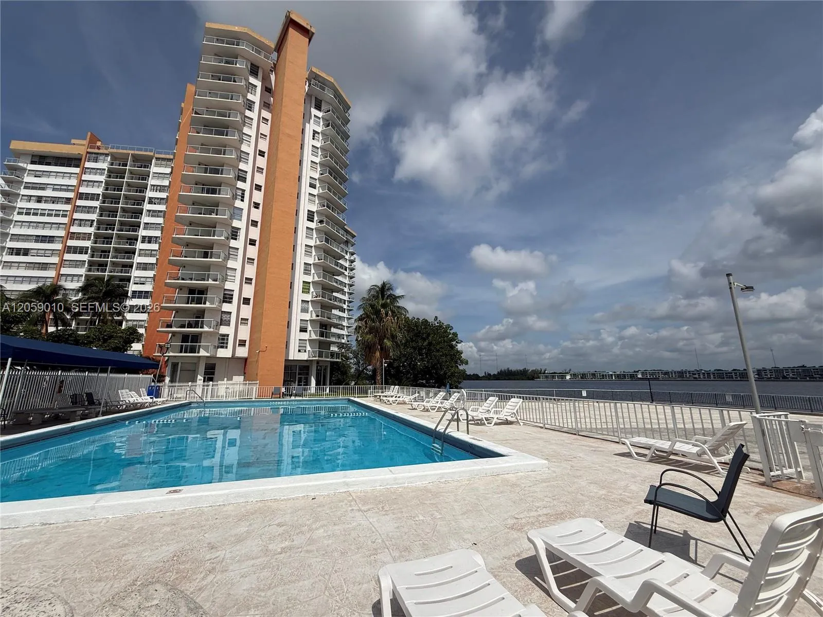 Foto de propiedad en 1351 NE Miami Gardens Drive 1215E, Miami, FL 33179 Miami con MLS# 