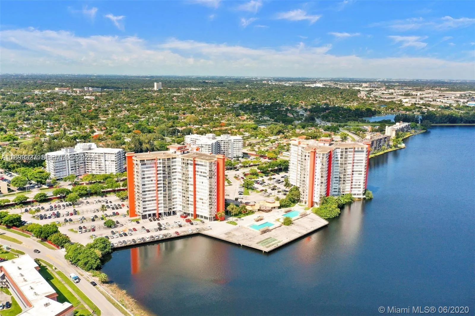 Foto de propiedad en 1351 NE Miami Gardens Drive 1404E, Miami, FL 33179 Miami con MLS# 