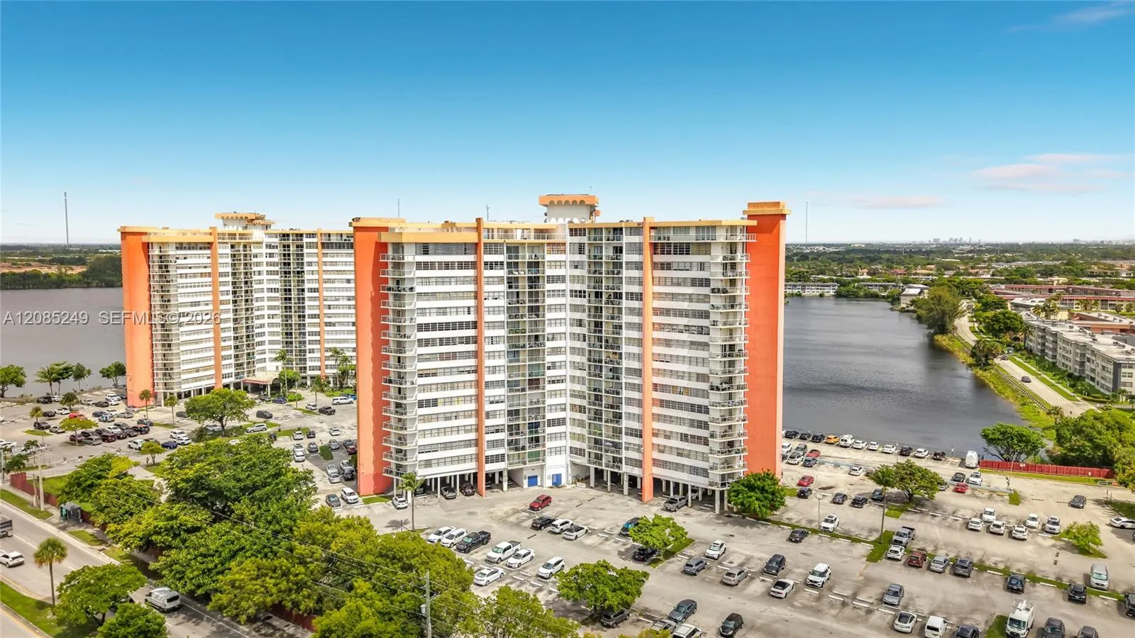 Foto de propiedad en 1351 NE Miami Gardens Drive 1414E, Miami, FL 33179 Miami con MLS# 