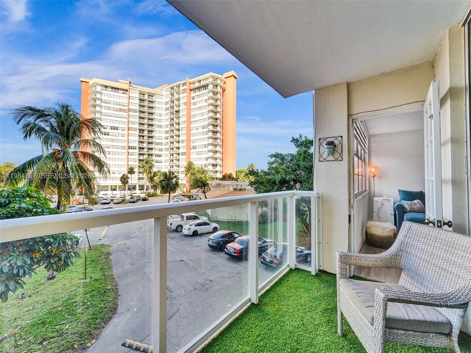 Foto de propiedad en 1351 NE Miami Gardens Drive 203E, Miami, FL 33179 Miami con MLS# 