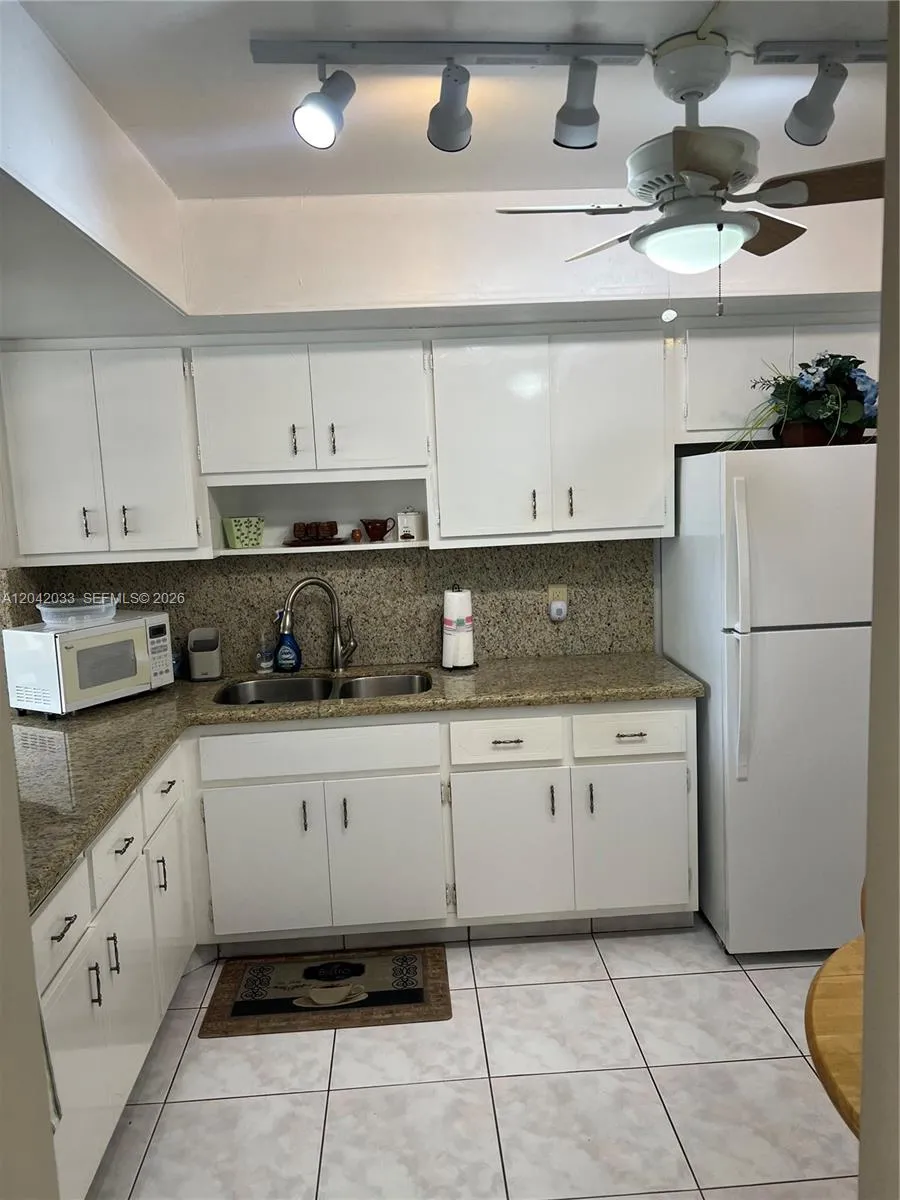 Foto de propiedad en 1351 NE Miami Gardens Drive 222E, Miami, FL 33179 Miami con MLS# 