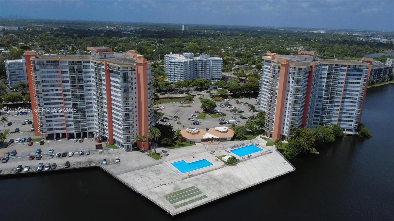 En Venta 1351 NE Miami Gardens Drive 422E, Miami, FL 33179, Miami, FL 33179