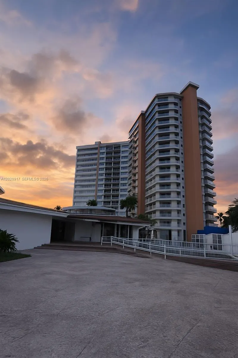 Foto de propiedad en 1351 NE Miami Gardens Drive 704E, Miami, FL 33179 Miami con MLS# 