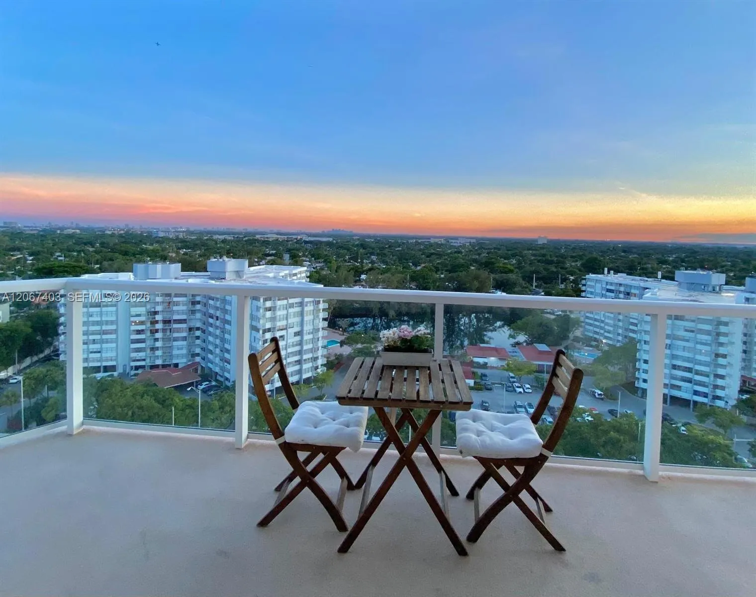 Foto de propiedad en 1351 NE Miami Gardens Drive PH1725E, Miami, FL 33179 Miami con MLS# 