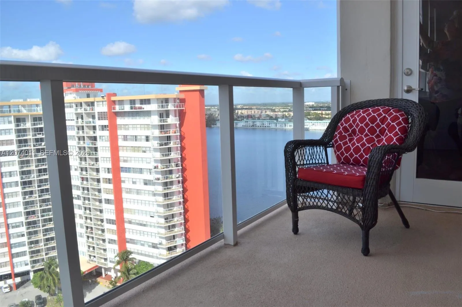 Foto de propiedad en 1351 NE Miami Gardens Drive PH3E, Miami, FL 33179 Miami con MLS# 