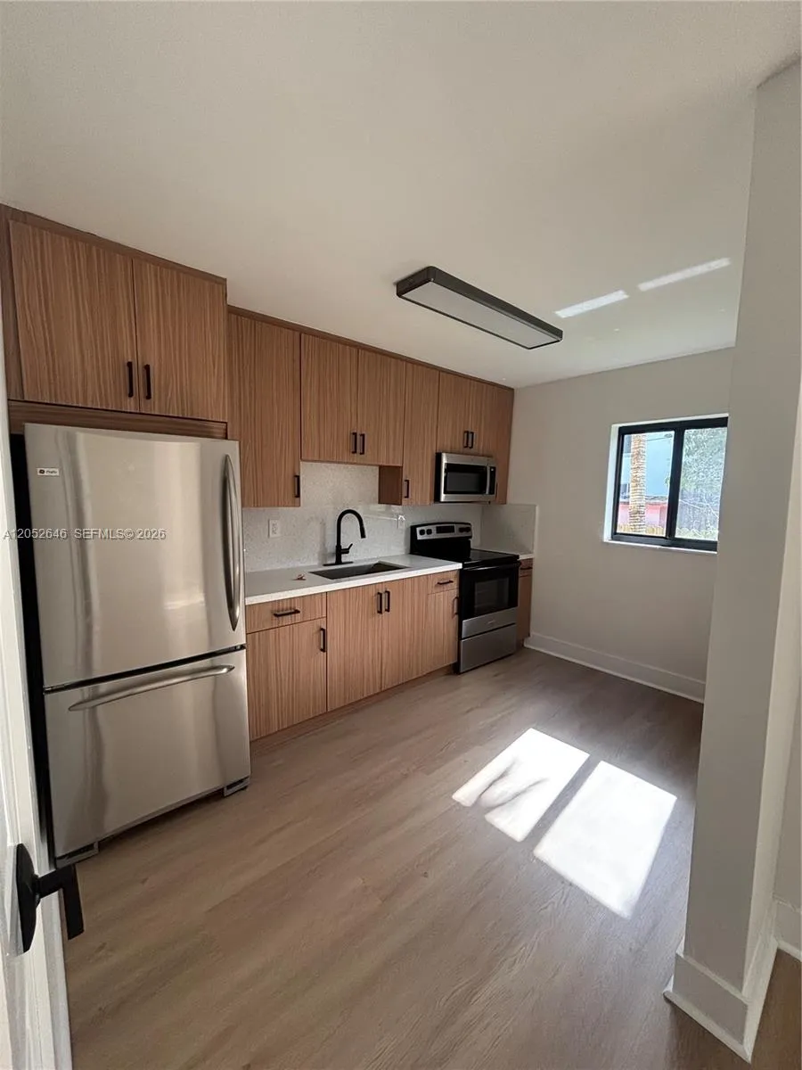 Foto de propiedad en 1353 NW 5th Street 1, Miami, FL 33125 Miami con MLS# 