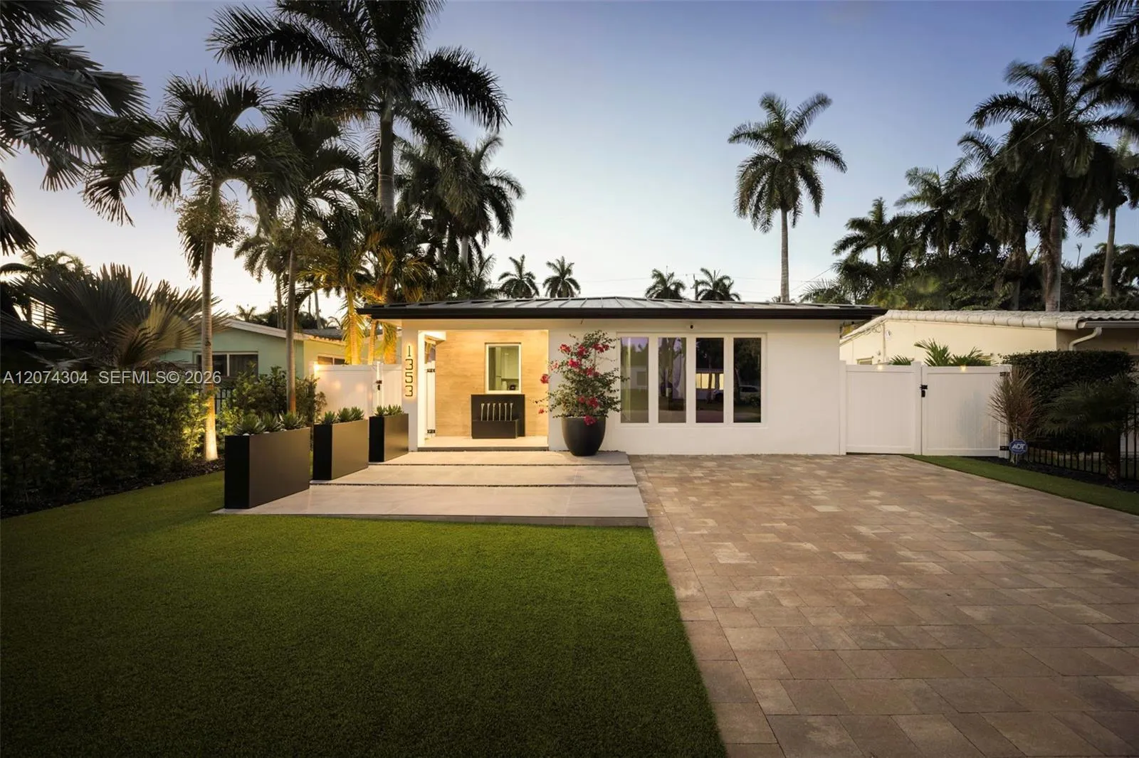 Foto de propiedad en 1353 Van Buren Street, Hollywood, FL 33019 Hollywood con MLS# 