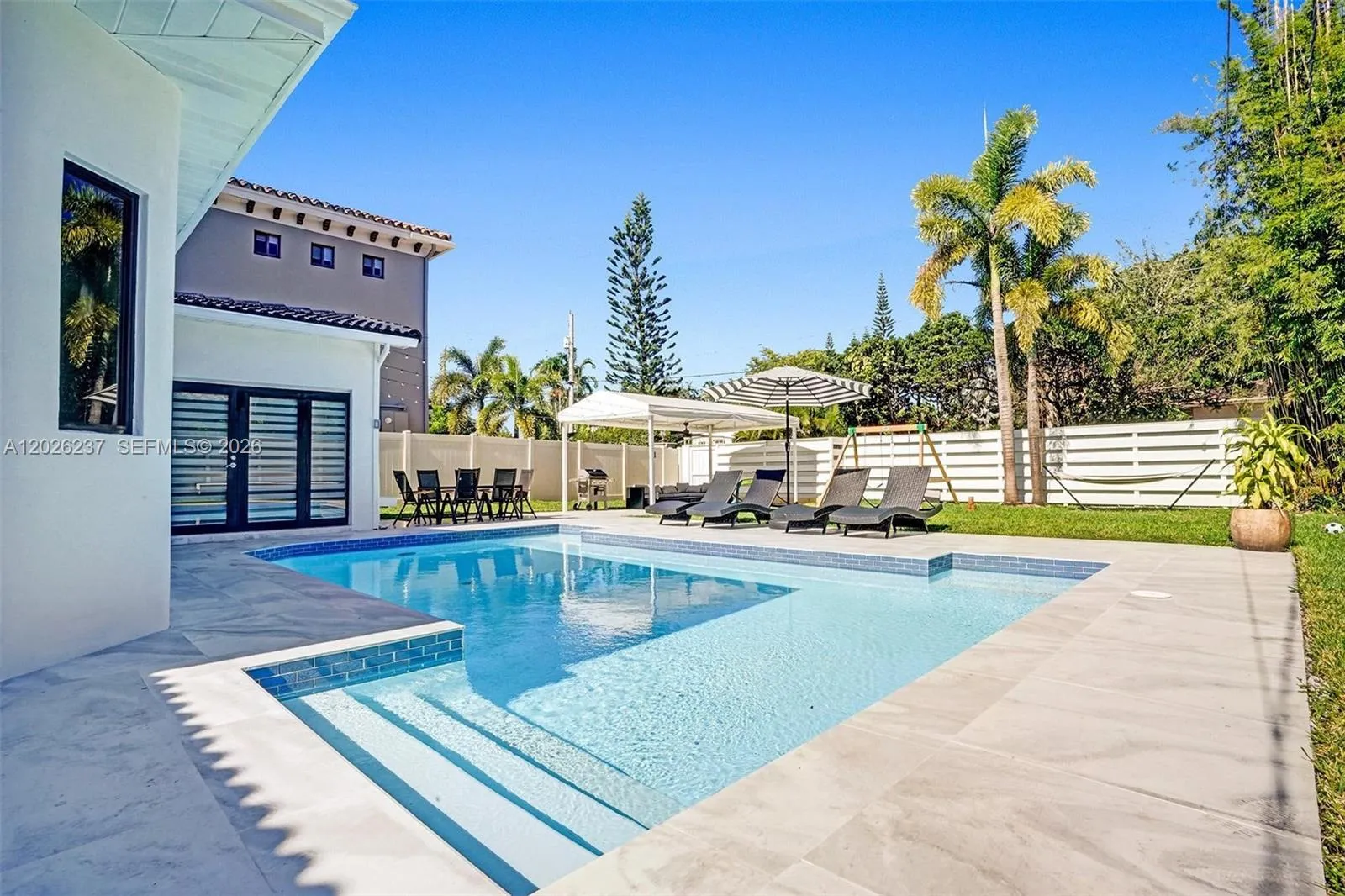Foto de propiedad en 1355 Madison Street, Hollywood, FL 33019 Hollywood con MLS# 