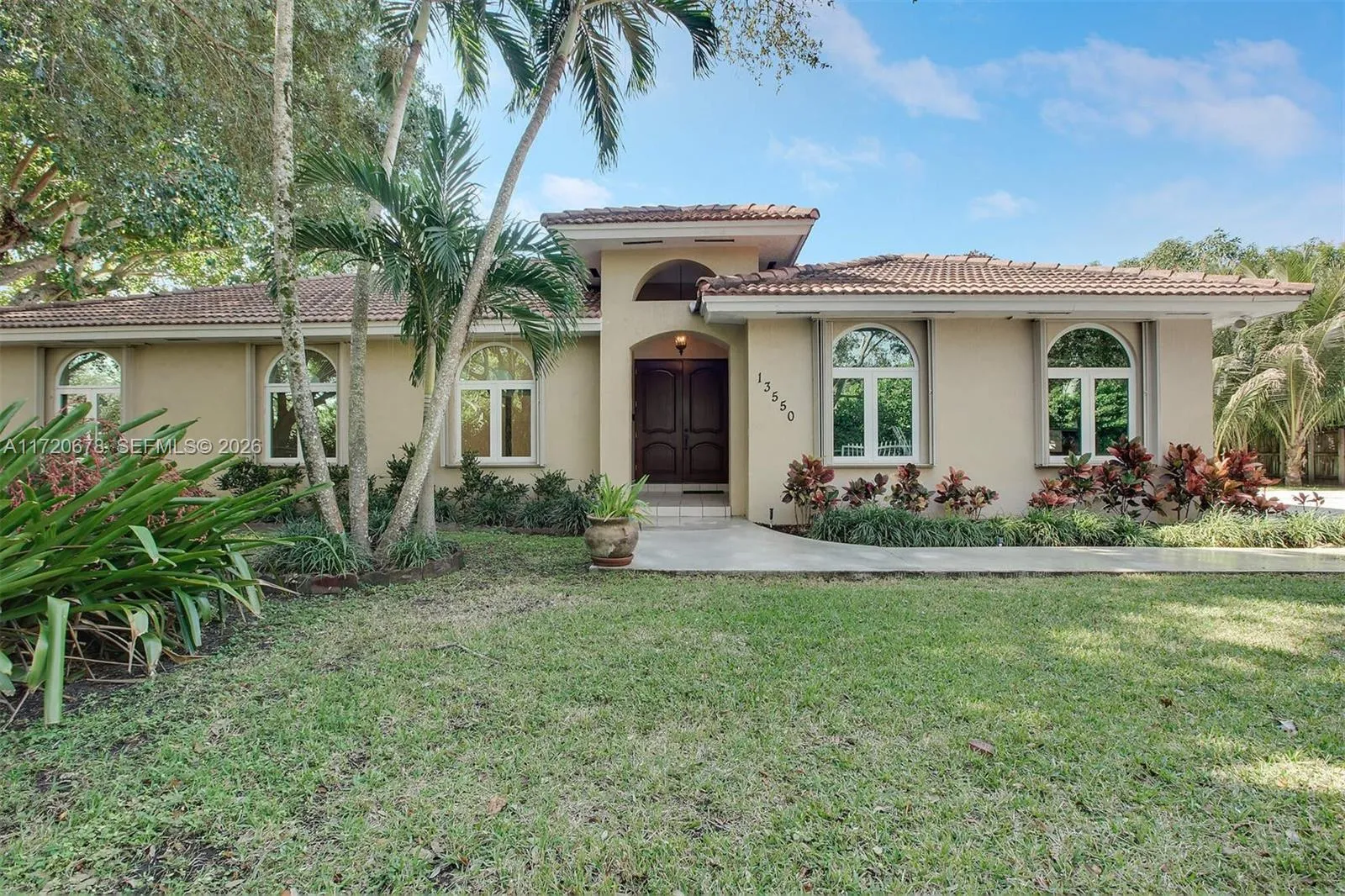 Foto de propiedad en 13550 SW 82nd Avenue, Pinecrest, FL 33156 Pinecrest con MLS# 