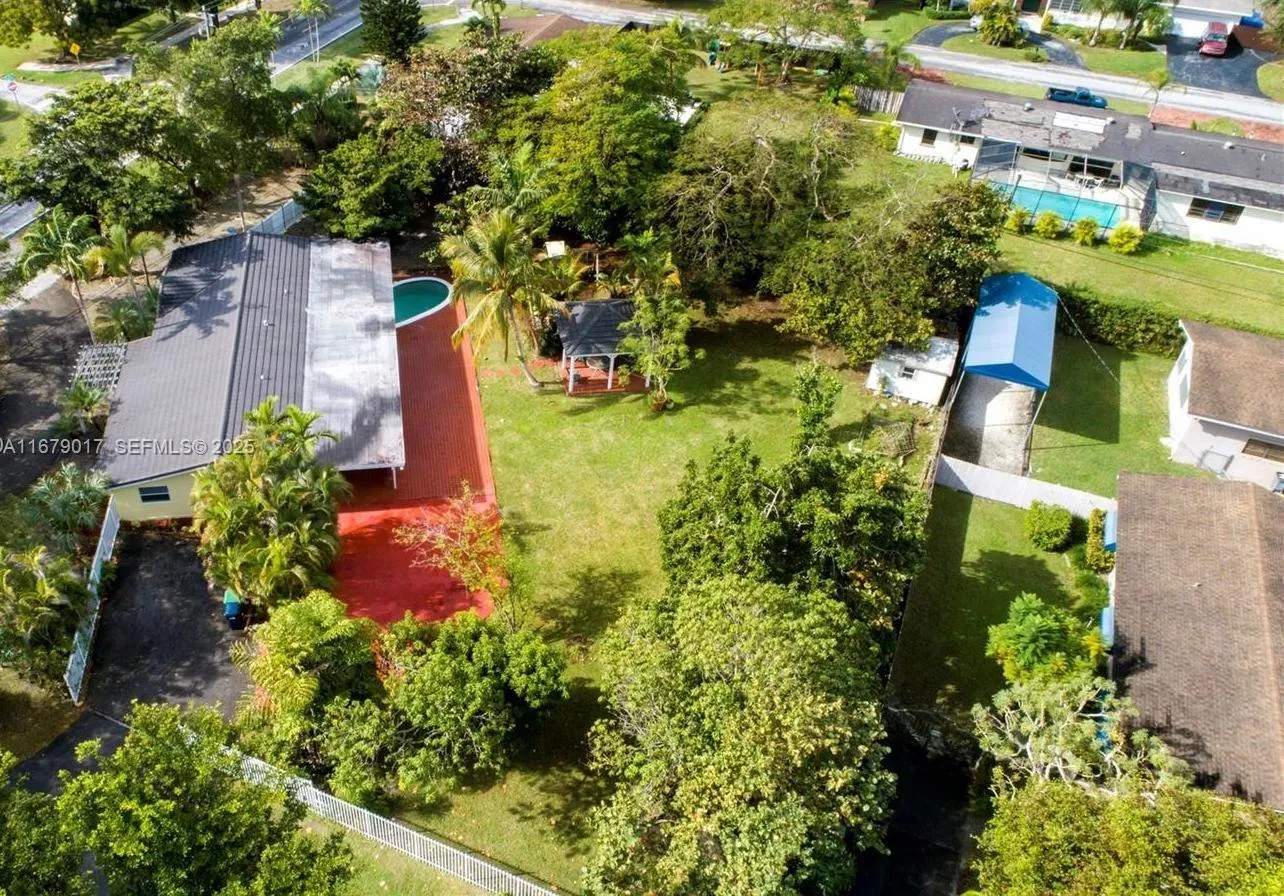 Foto de propiedad en 13550 SW 99th Place, Miami, FL 33176 Miami con MLS# 