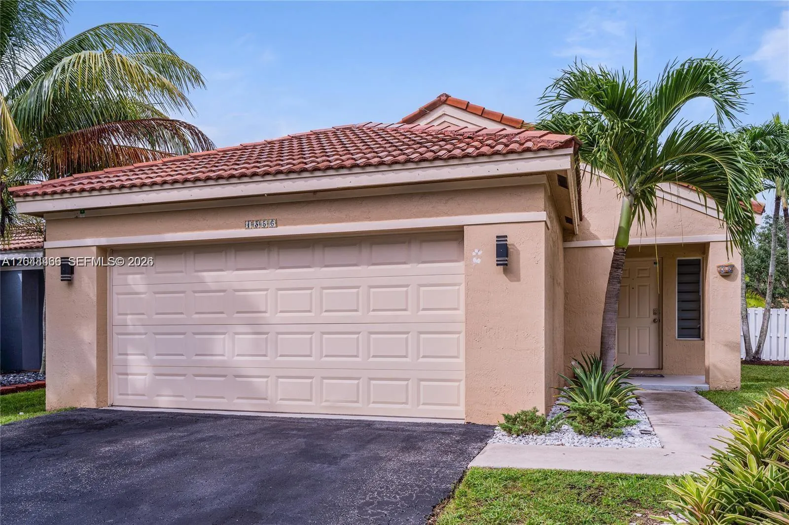 Foto de propiedad en 1356 Presidio Drive, Weston, FL 33327 Weston con MLS# 